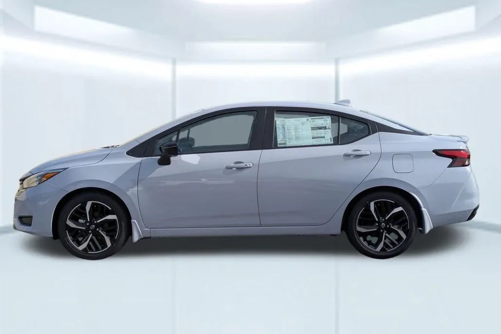 2025 Nissan Versa 1.6 SR photo 1