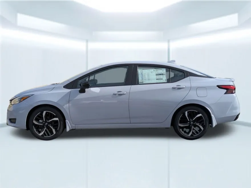 2025 Nissan Versa 1.6 SR photo 1
