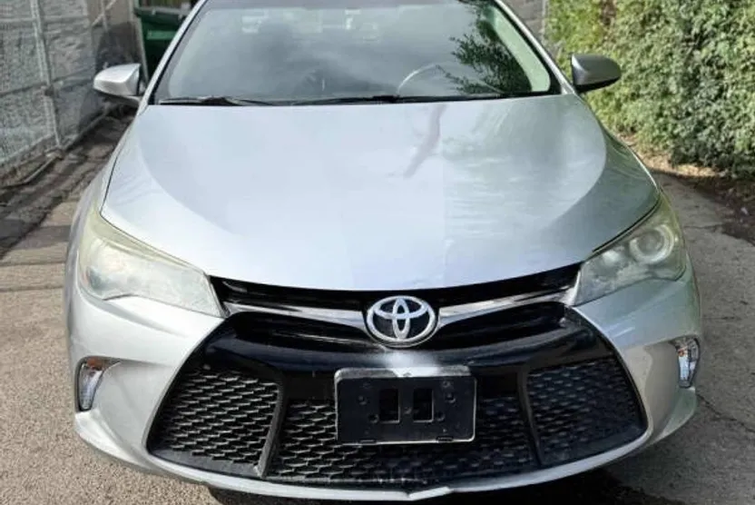 2016 Toyota Camry SE photo 1