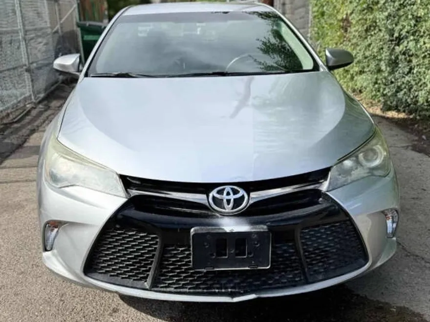 2016 Toyota Camry SE photo 1