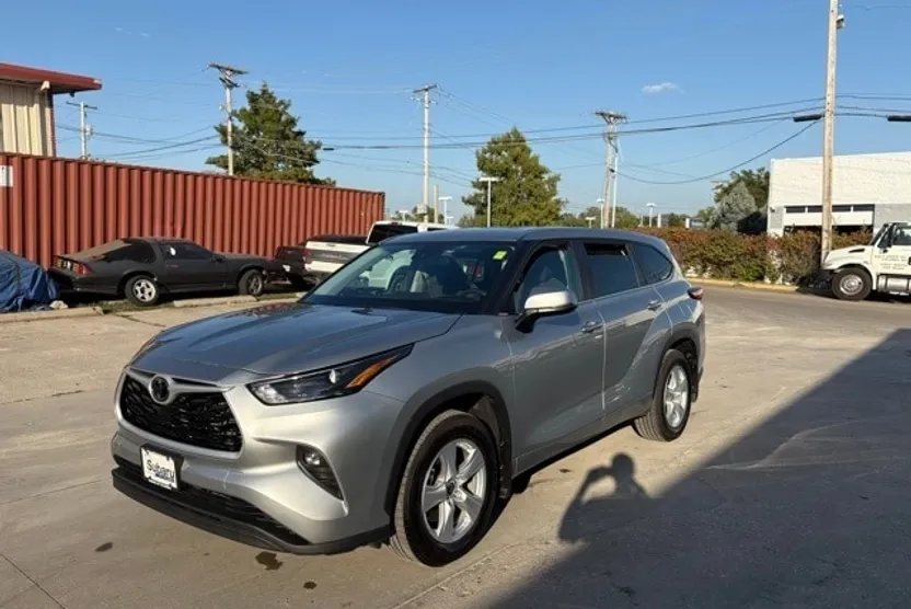 2023 Toyota Highlander L photo 1