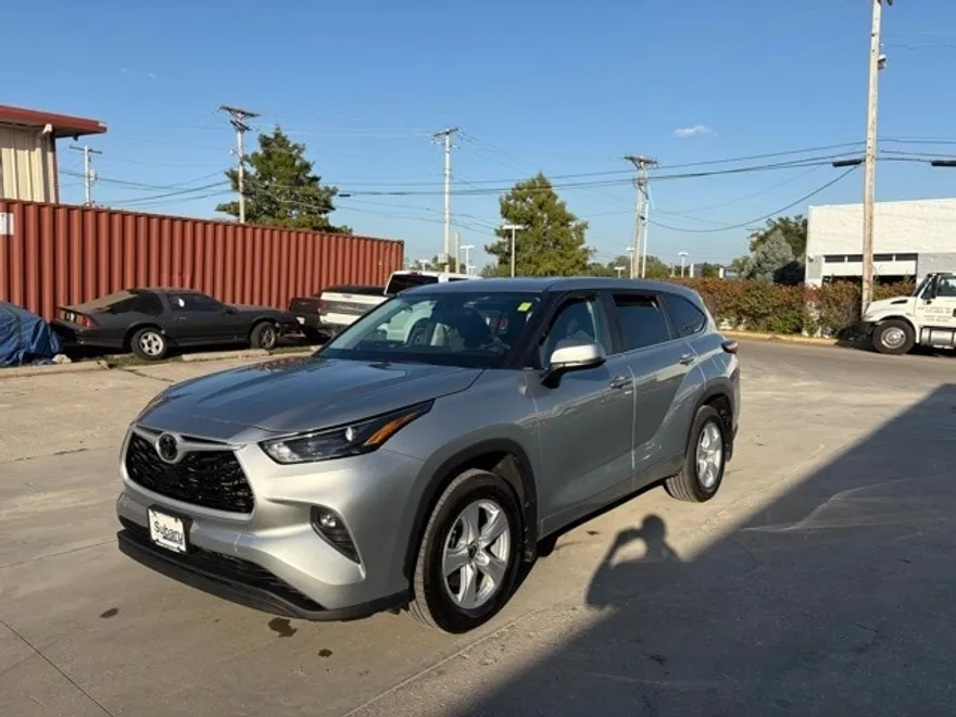 2023 Toyota Highlander L photo 1