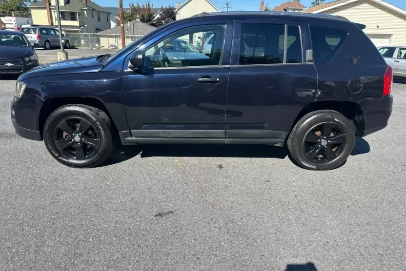 2011 Jeep Compass Sport photo 1