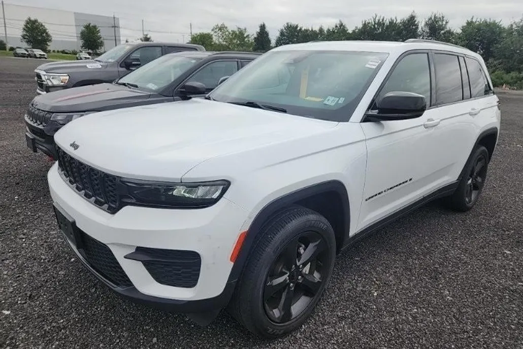 2023 Jeep Grand Cherokee Altitude photo 1