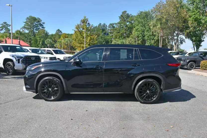 2023 Toyota Highlander XLE photo 1