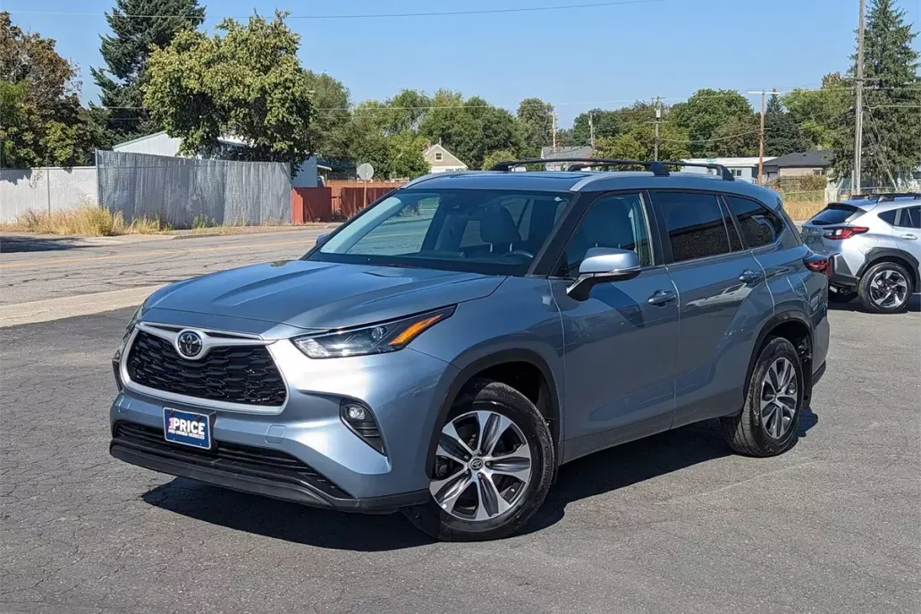 2023 Toyota Highlander XLE photo 1