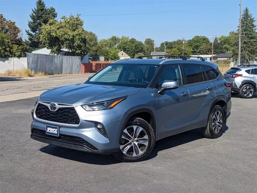 2023 Toyota Highlander XLE photo 1