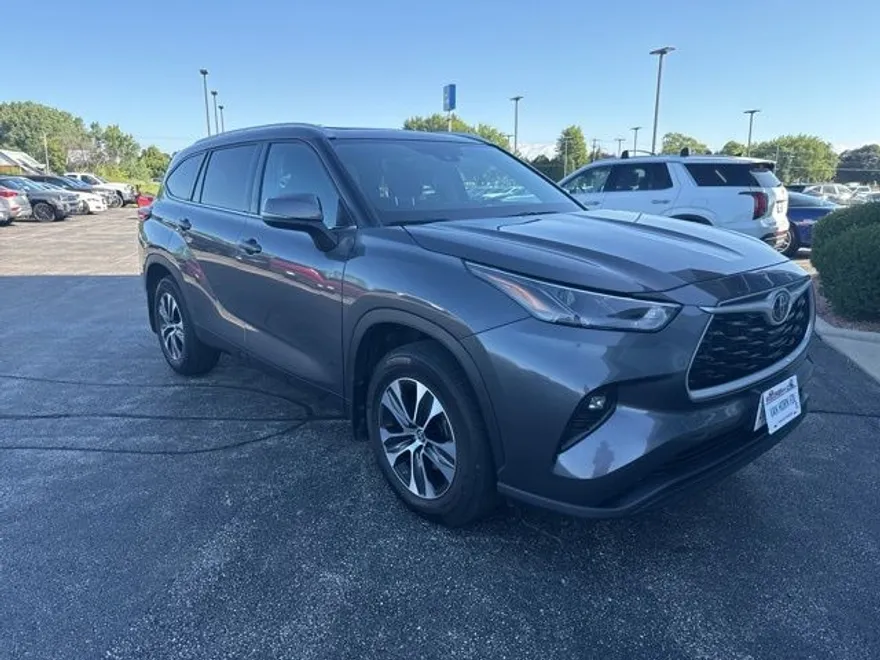 2022 Toyota Highlander XLE photo 1