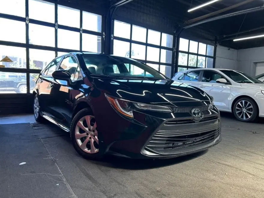 2024 Toyota Corolla LE photo 1