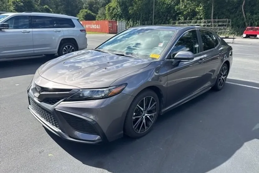 2022 Toyota Camry SE photo 1