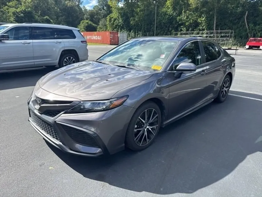 2022 Toyota Camry SE photo 1