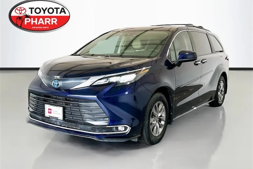 2024 Toyota Sienna XLE photo 1