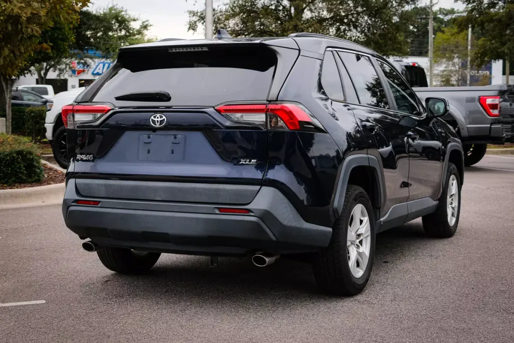 2020 Toyota RAV4 XLE photo 1