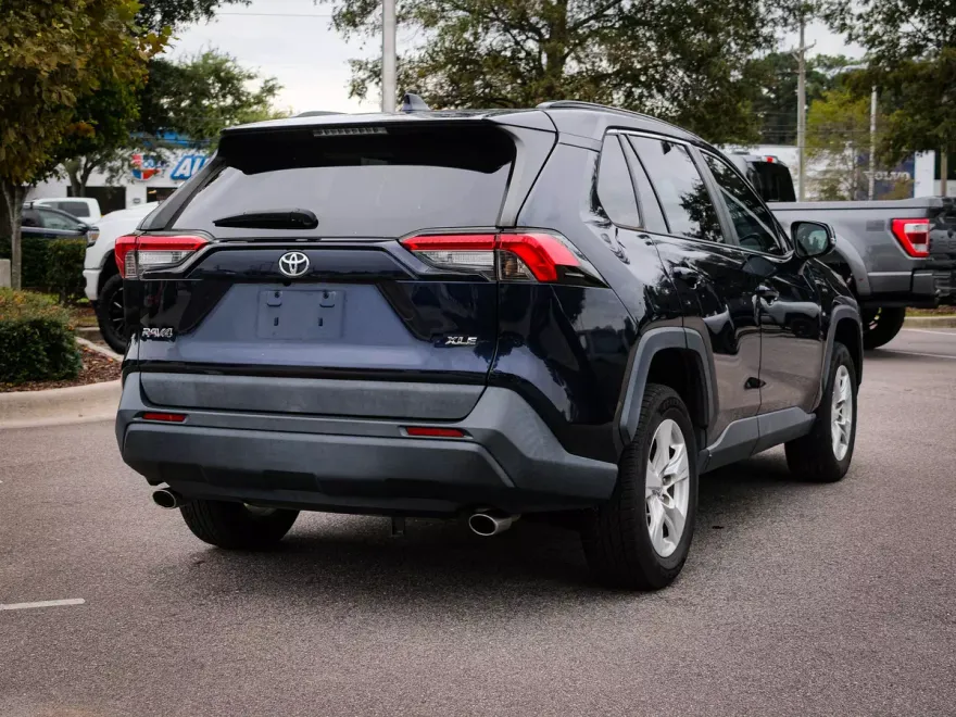 2020 Toyota RAV4 XLE photo 1