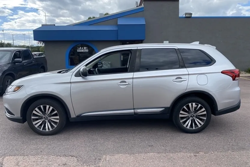 2019 Mitsubishi Outlander ES photo 1