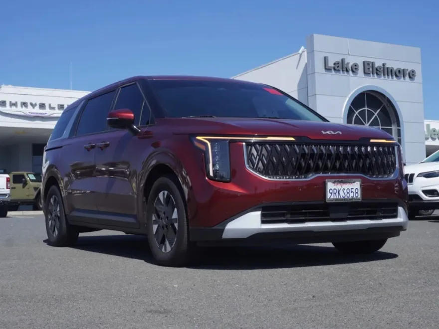 2025 Kia Carnival LXS photo 1