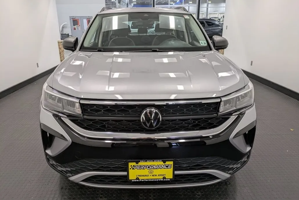 2024 Volkswagen Taos S photo 1