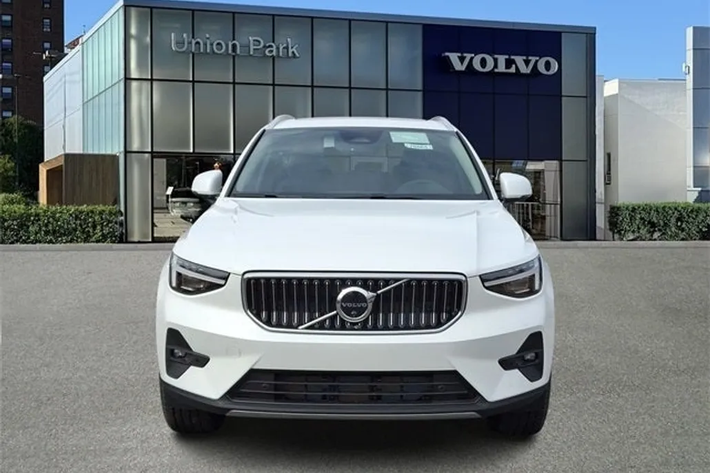 2025 Volvo XC40 AWD photo 1
