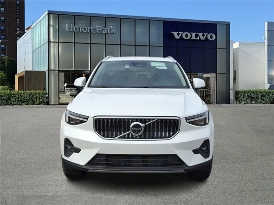 2025 Volvo XC40 AWD photo 1