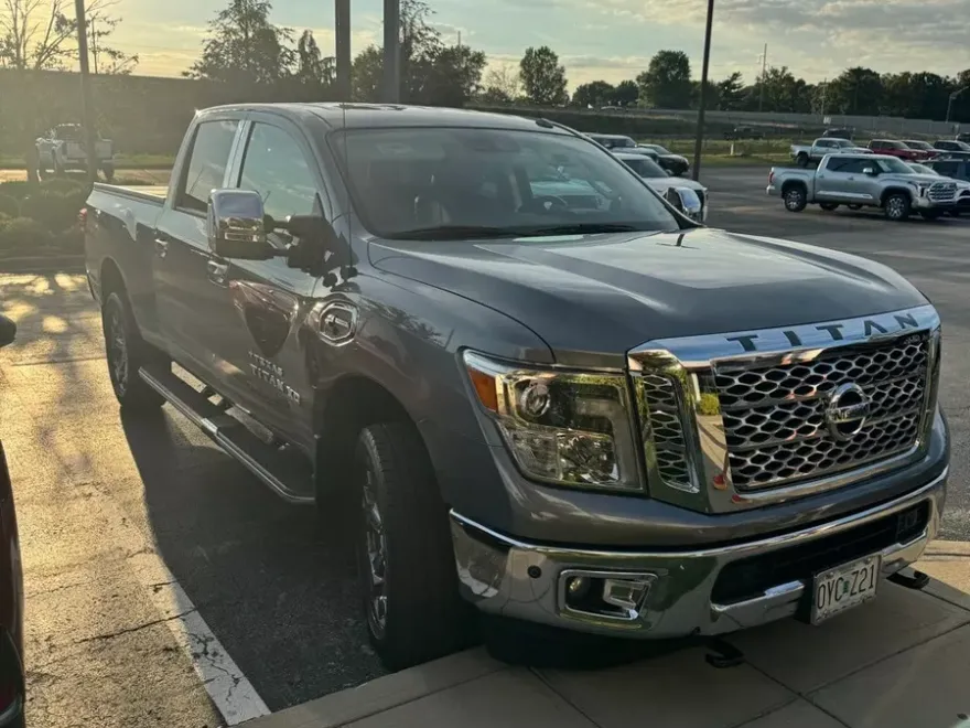 2019 Nissan Titan SL photo 1