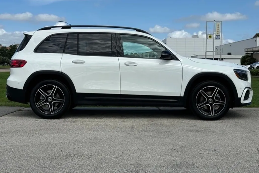 2024 Mercedes Benz GLB 250 photo 1