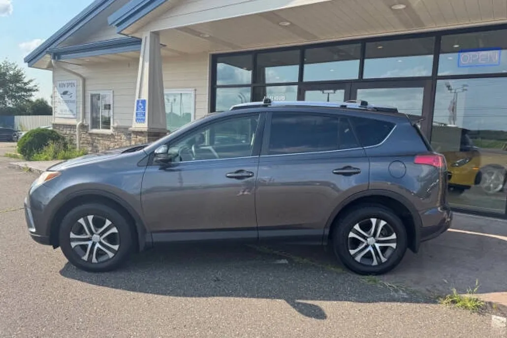 2018 Toyota RAV4 LE photo 1