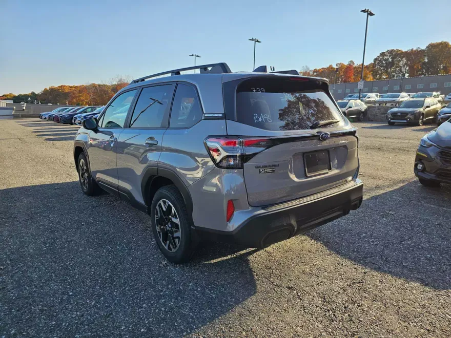2025 Subaru Forester Premium photo 1