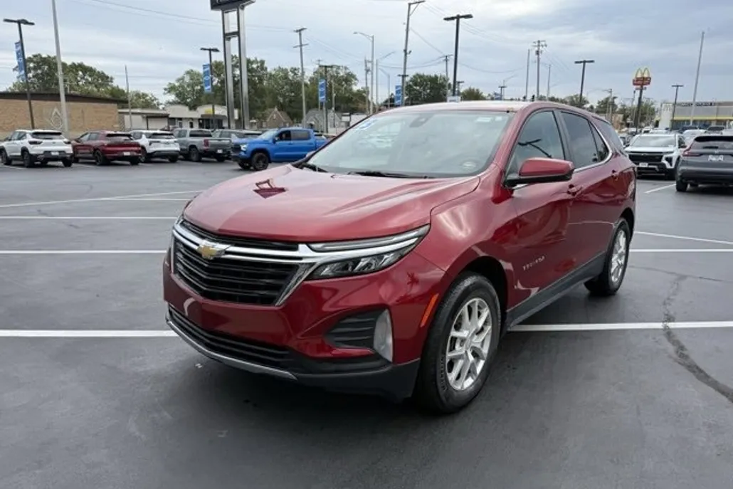 2023 Chevrolet Equinox LT photo 1