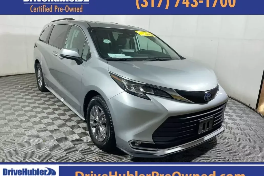 2023 Toyota Sienna XLE photo 1