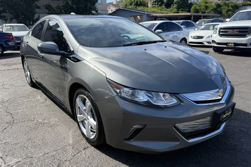 2017 Chevrolet Volt LT photo 1