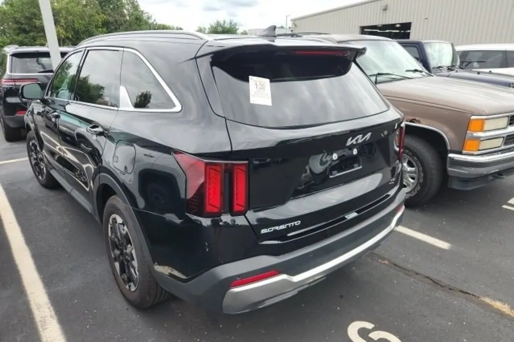 2024 Kia Sorento S photo 1