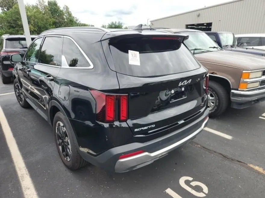 2024 Kia Sorento S photo 1