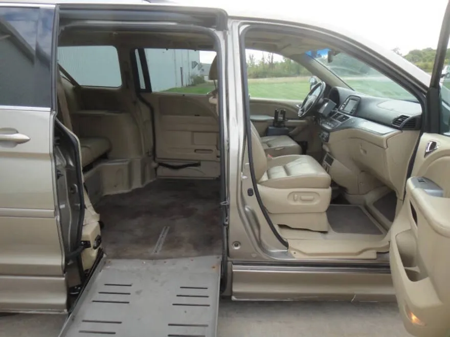 2010 Honda Odyssey Touring photo 1