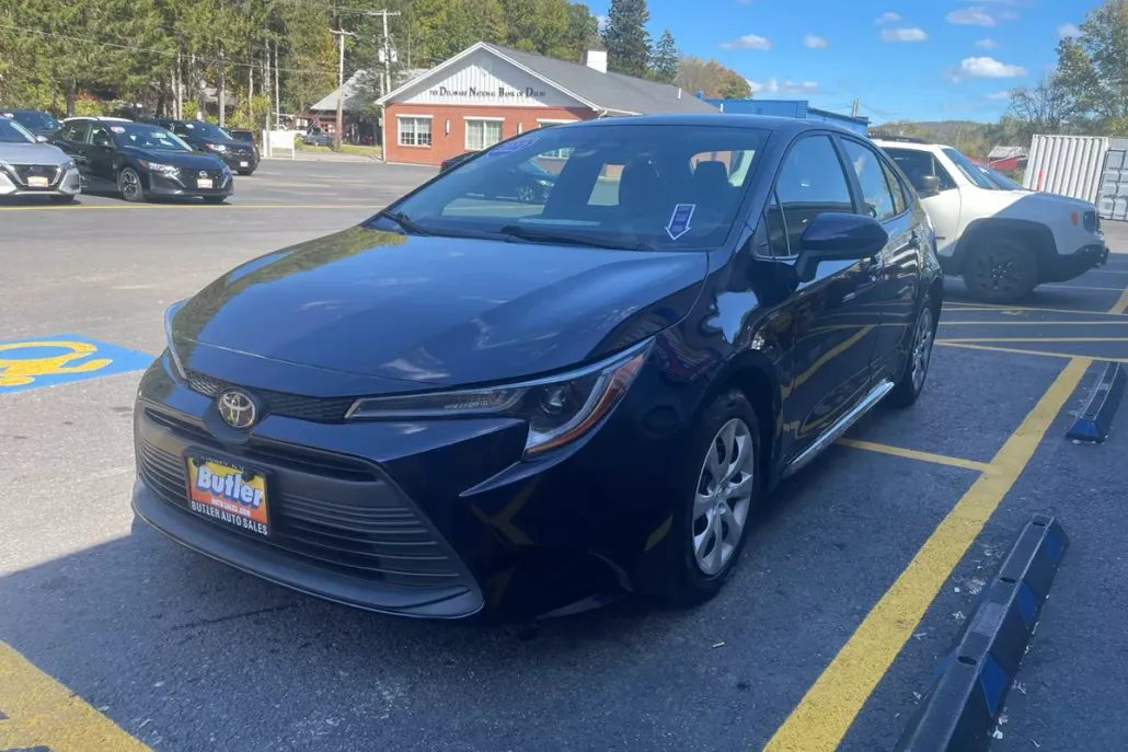 2023 Toyota Corolla LE photo 1