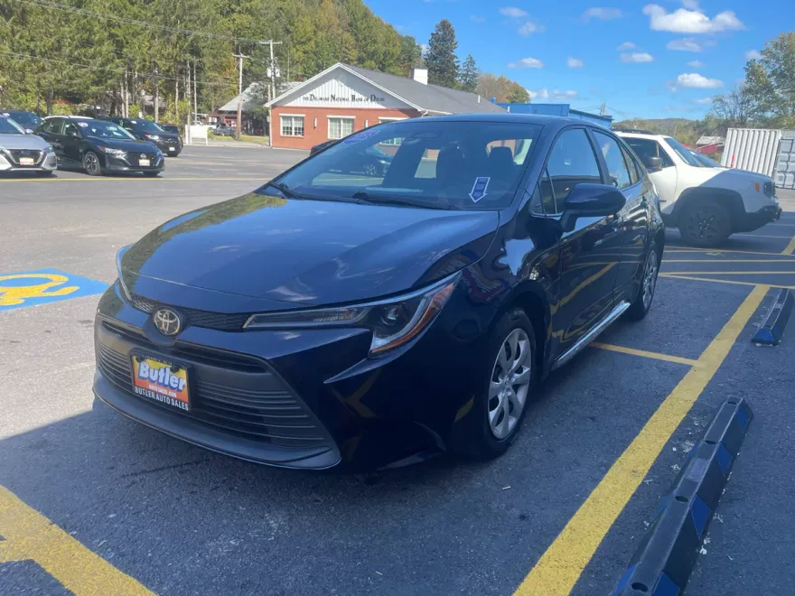 2023 Toyota Corolla LE photo 1