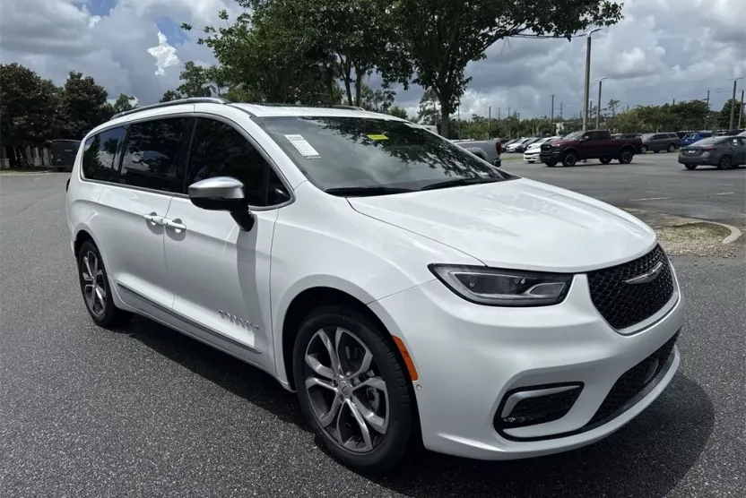 2025 Chrysler Pacifica Pinnacle photo 1