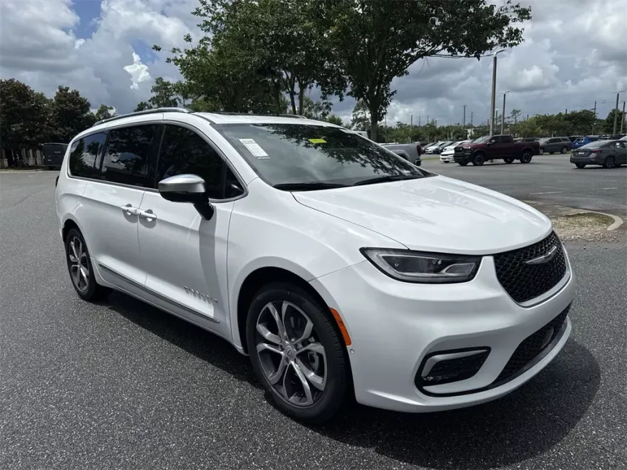 2025 Chrysler Pacifica Pinnacle photo 1