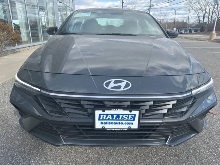 2025 Hyundai Elantra SEL Sport photo 1