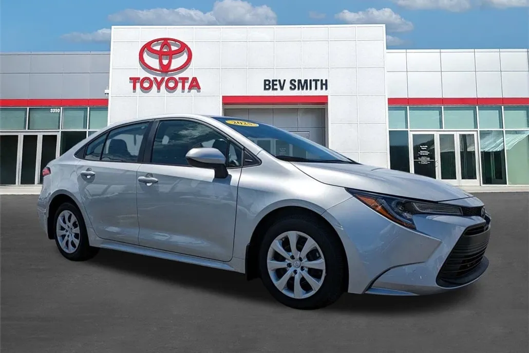 2025 Toyota Corolla LE photo 1