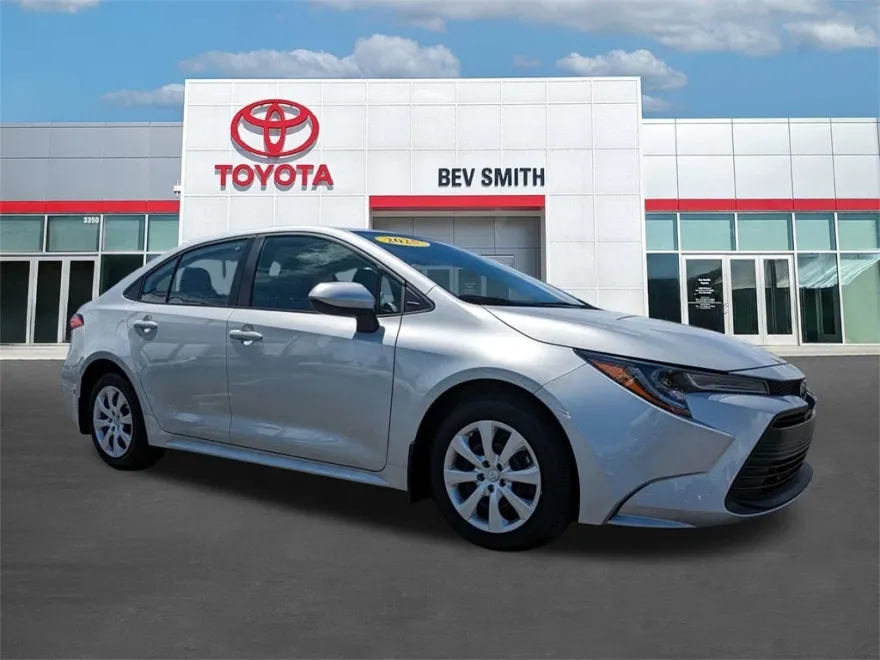 2025 Toyota Corolla LE photo 1