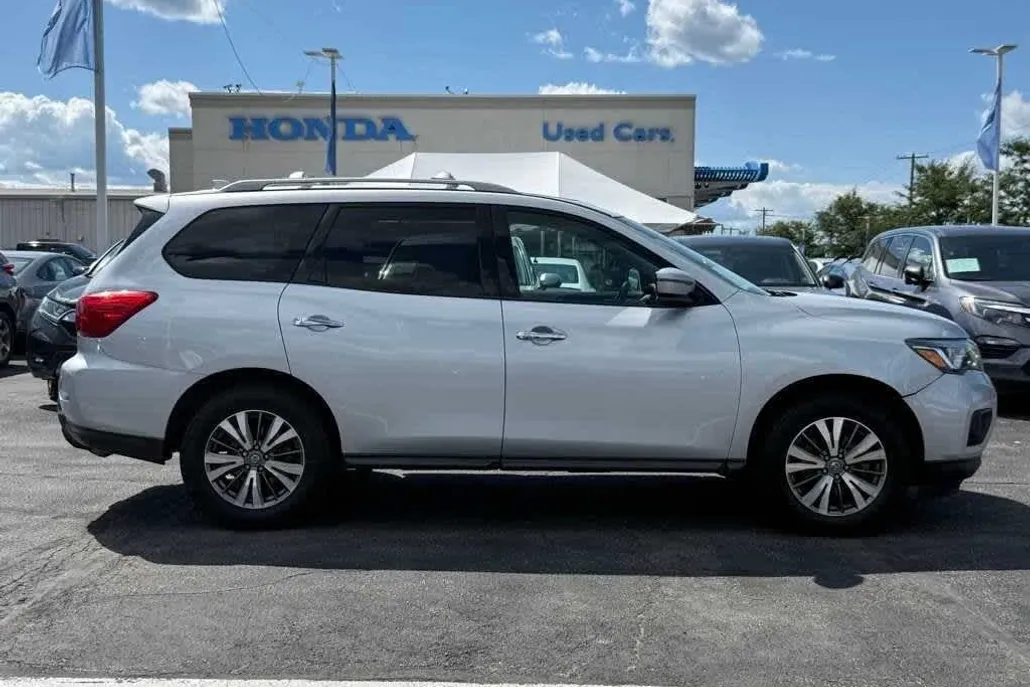 2019 Nissan Pathfinder SV photo 1