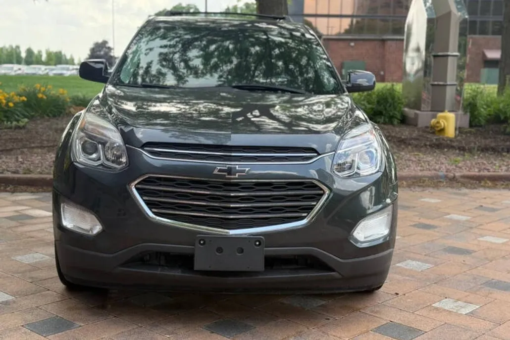 2017 Chevrolet Equinox LT photo 1