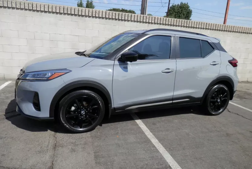 2023 Nissan Kicks SR photo 1