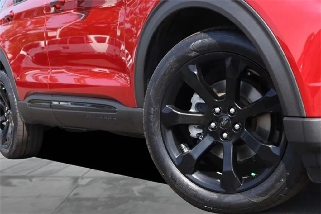 2022 Ford Explorer ST photo 1