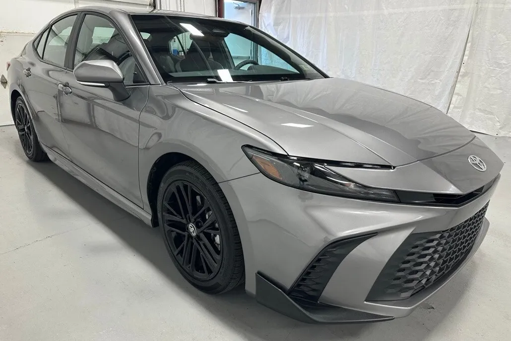 2025 Toyota Camry SE photo 1