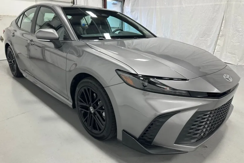 2025 Toyota Camry SE photo 1