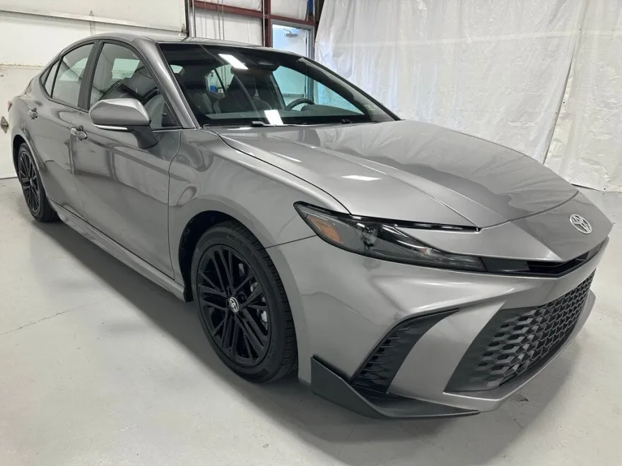 2025 Toyota Camry SE photo 1