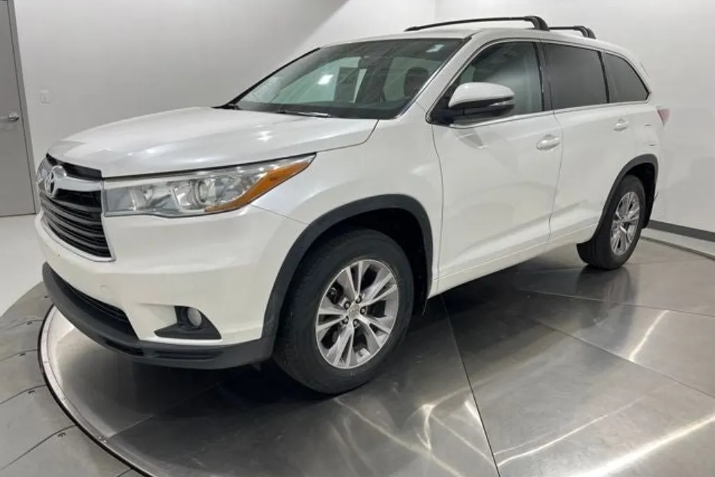 2015 Toyota Highlander LE Plus photo 1
