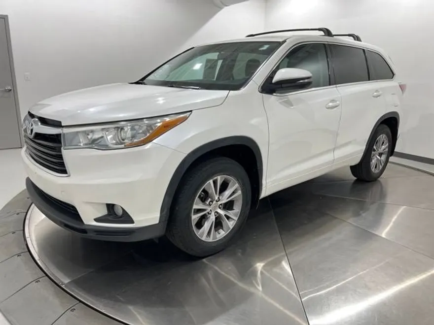 2015 Toyota Highlander LE Plus photo 1