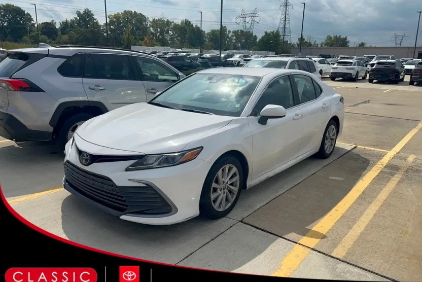 2022 Toyota Camry LE photo 1